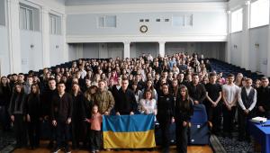 А лютий не минає…