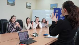 Засідання гуртка «Науковий діалог: мова, жест і право» у форматі тренінгу із жестової мови