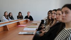 Проти насильства — через освіту і діалог: студентський круглий стіл англійською мовою